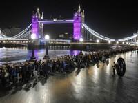 Warga Rela Antre Panjang Demi Penghormatan Ratu Elizabeth II