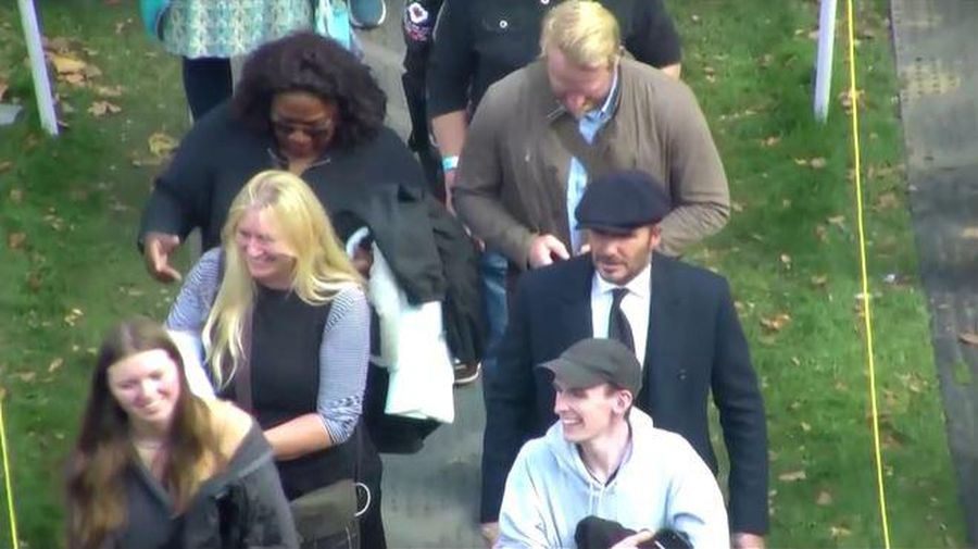 Mantan pemain sepak bola Inggris David Beckham (belakang C) meninggalkan Westminster Hall, di Istana Westminster, di London pada 16 September 2022 setelah memberikan penghormatan kepada peti mati Ratu Elizabeth II