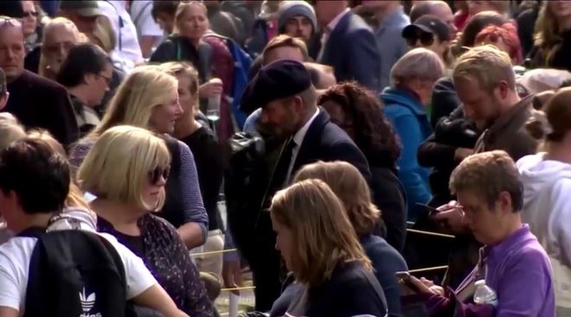 David Beckham Mantan pemain sepak bola Inggris David Beckham (belakang C) meninggalkan Westminster Hall, di Istana Westminster, di London pada 16 September 2022 setelah memberikan penghormatan kepada peti mati Ratu Elizabeth II