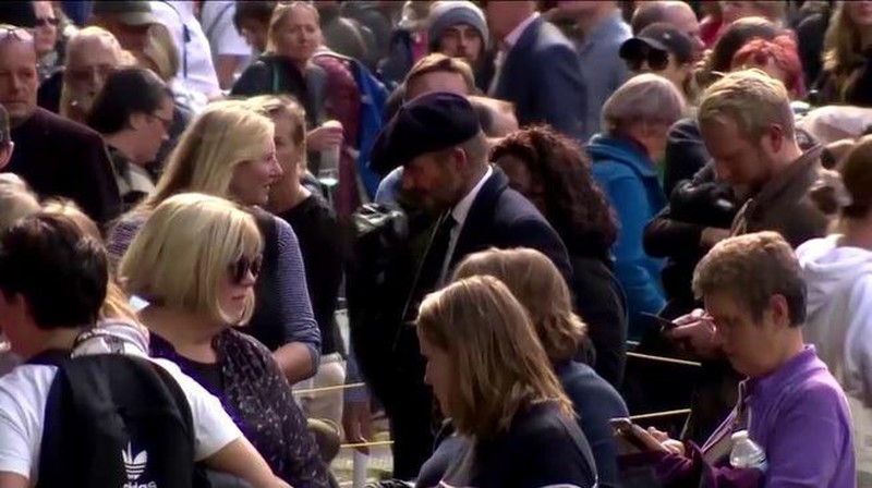 Mantan pemain sepak bola Inggris David Beckham (belakang C) meninggalkan Westminster Hall, di Istana Westminster, di London pada 16 September 2022 setelah memberikan penghormatan kepada peti mati Ratu Elizabeth II