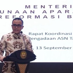 Selamatkan Honorer, Menteri PAN-RB Kena Protes Fresh Graduate