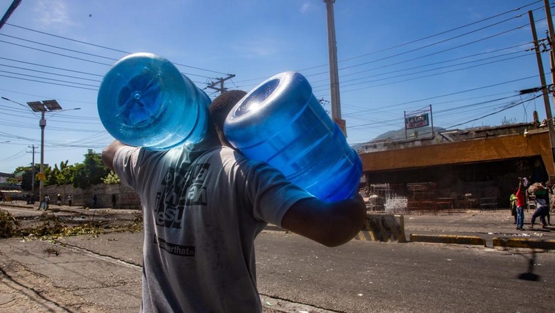 Ribuan orang di Haiti mengalami krisis air bersih akibat gangguan distribusi yang dipicu protes kenaikan bahan bakar minyak (BBM) dan gas yang sudah berlangsung selama beberapa hari belakangan ini. (Anadolu Agency via Getty Images)