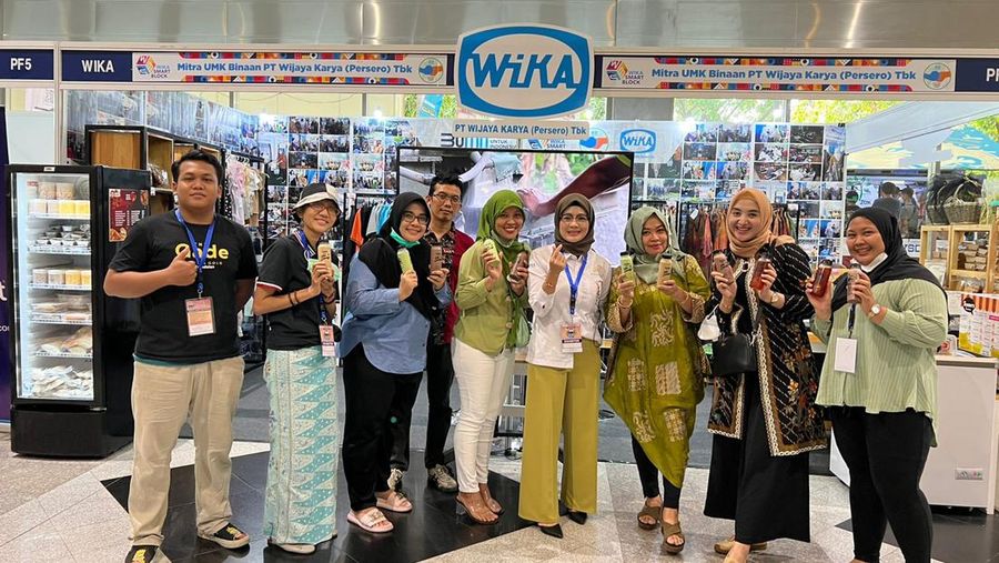 Mitra Binaan UKM WIKA Berpose di depan Booth