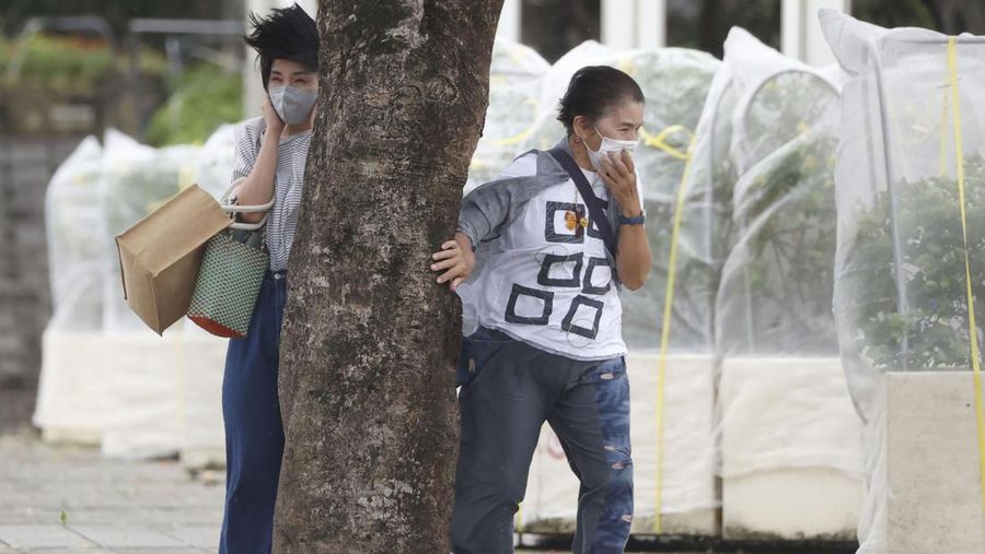 Prakiraan Badan Meteorologi Jepang mengadakan konferensi pers tentang Topan Nanmadol di Tokyo pada 17 September 2022. (AFP/STR)