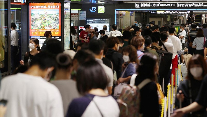 Prakiraan Badan Meteorologi Jepang mengadakan konferensi pers tentang Topan Nanmadol di Tokyo pada 17 September 2022. (AFP/STR)
