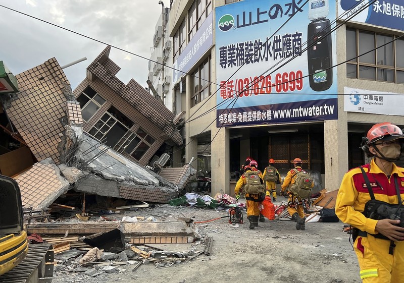 Petugas pemadam kebakaran dalam mencari korban yang terperangkap di sebuah bangunan perumahan yang runtuh setelah gempa bumi di kotapraja Yuli di Kabupaten Hualien, Taiwan timur, Minggu, 18 September 2022. (Hualien City Government via AP) Petugas pemadam kebakaran dalam mencari korban yang terperangkap di sebuah bangunan perumahan yang runtuh setelah gempa bumi di kotapraja Yuli di Kabupaten Hualien, Taiwan timur, Minggu, 18 September 2022. (Hualien City Government via AP)
