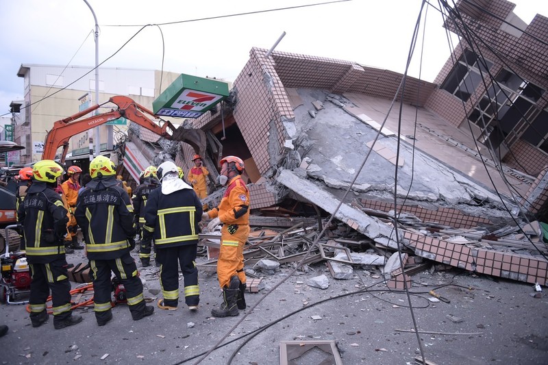 Petugas pemadam kebakaran dalam mencari korban yang terperangkap di sebuah bangunan perumahan yang runtuh setelah gempa bumi di kotapraja Yuli di Kabupaten Hualien, Taiwan timur, Minggu, 18 September 2022. (Hualien City Government via AP) Petugas pemadam kebakaran dalam mencari korban yang terperangkap di sebuah bangunan perumahan yang runtuh setelah gempa bumi di kotapraja Yuli di Kabupaten Hualien, Taiwan timur, Minggu, 18 September 2022. (Hualien City Government via AP)