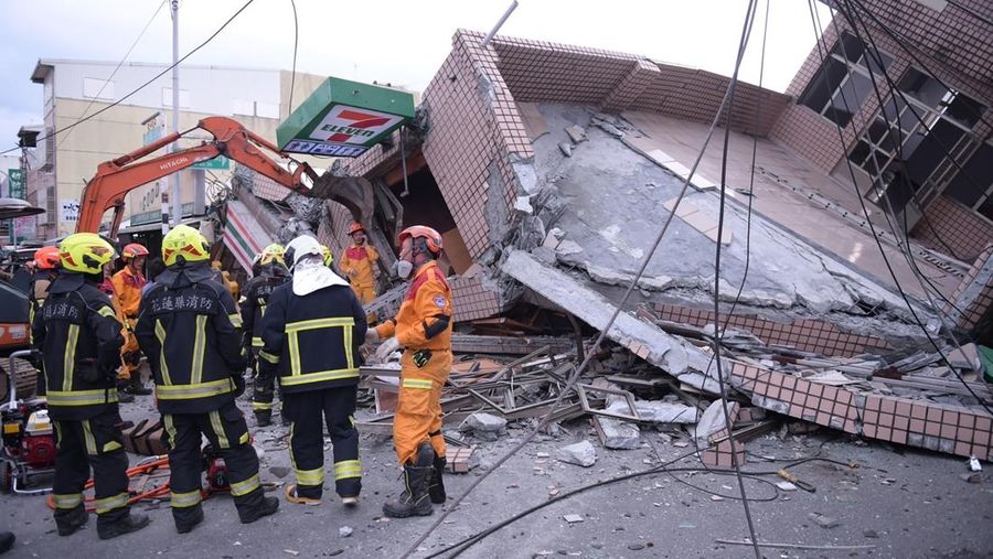 Petugas pemadam kebakaran dalam mencari korban yang terperangkap di sebuah bangunan perumahan yang runtuh setelah gempa bumi di kotapraja Yuli di Kabupaten Hualien, Taiwan timur, Minggu, 18 September 2022. (Hualien City Government via AP)