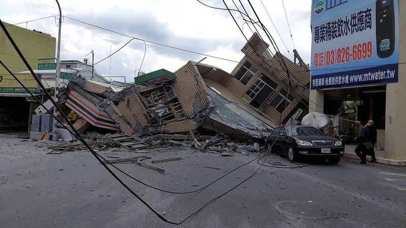 Petugas pemadam kebakaran dalam mencari korban yang terperangkap di sebuah bangunan perumahan yang runtuh setelah gempa bumi di kotapraja Yuli di Kabupaten Hualien, Taiwan timur, Minggu, 18 September 2022. (Hualien City Government via AP) Petugas pemadam kebakaran dalam mencari korban yang terperangkap di sebuah bangunan perumahan yang runtuh setelah gempa bumi di kotapraja Yuli di Kabupaten Hualien, Taiwan timur, Minggu, 18 September 2022. (Hualien City Government via AP)
