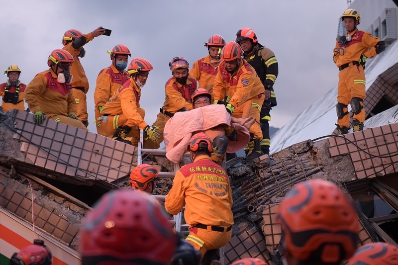 Petugas pemadam kebakaran dalam mencari korban yang terperangkap di sebuah bangunan perumahan yang runtuh setelah gempa bumi di kotapraja Yuli di Kabupaten Hualien, Taiwan timur, Minggu, 18 September 2022. (Hualien City Government via AP) Petugas pemadam kebakaran dalam mencari korban yang terperangkap di sebuah bangunan perumahan yang runtuh setelah gempa bumi di kotapraja Yuli di Kabupaten Hualien, Taiwan timur, Minggu, 18 September 2022. (Hualien City Government via AP)