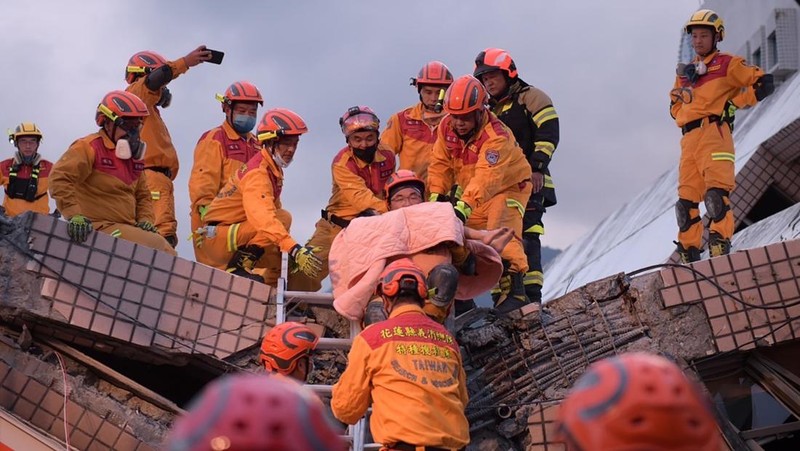 Petugas pemadam kebakaran dalam mencari korban yang terperangkap di sebuah bangunan perumahan yang runtuh setelah gempa bumi di kotapraja Yuli di Kabupaten Hualien, Taiwan timur, Minggu, 18 September 2022. (Hualien City Government via AP)