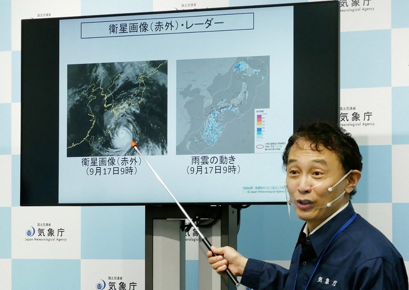 Prakiraan Badan Meteorologi Jepang mengadakan konferensi pers tentang Topan Nanmadol di Tokyo pada 17 September 2022. (AFP/STR) Prakiraan Badan Meteorologi Jepang mengadakan konferensi pers tentang Topan Nanmadol di Tokyo pada 17 September 2022. (AFP/STR)