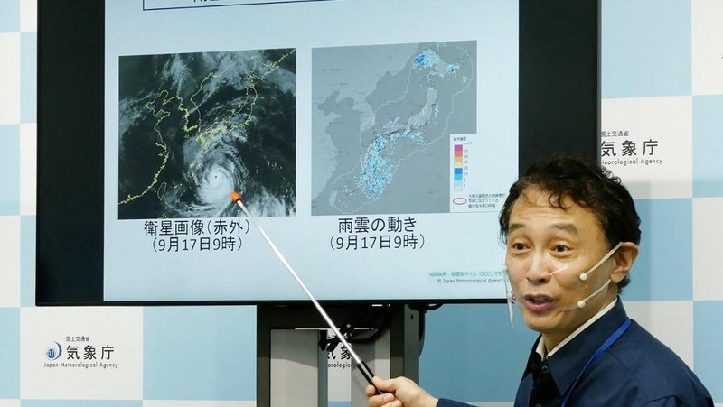Prakiraan Badan Meteorologi Jepang mengadakan konferensi pers tentang Topan Nanmadol di Tokyo pada 17 September 2022. (AFP/STR)
