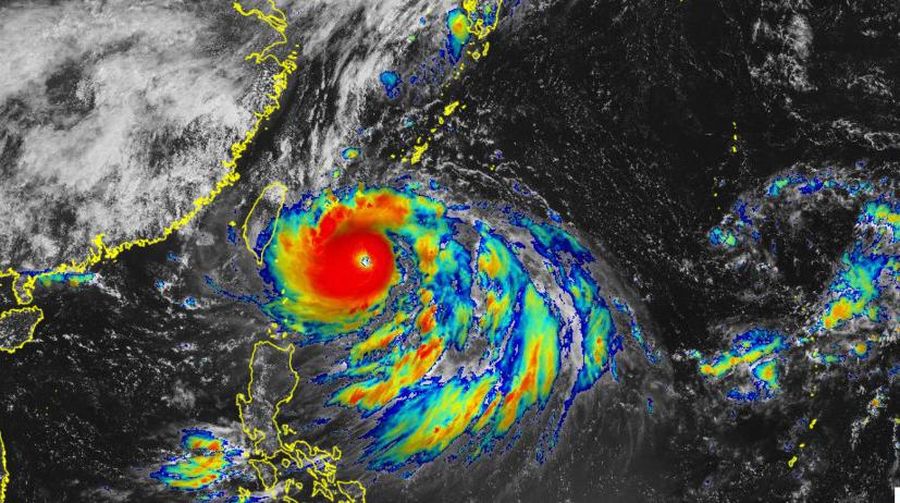 Prakiraan Badan Meteorologi Jepang mengadakan konferensi pers tentang Topan Nanmadol di Tokyo pada 17 September 2022. (AFP/STR)
