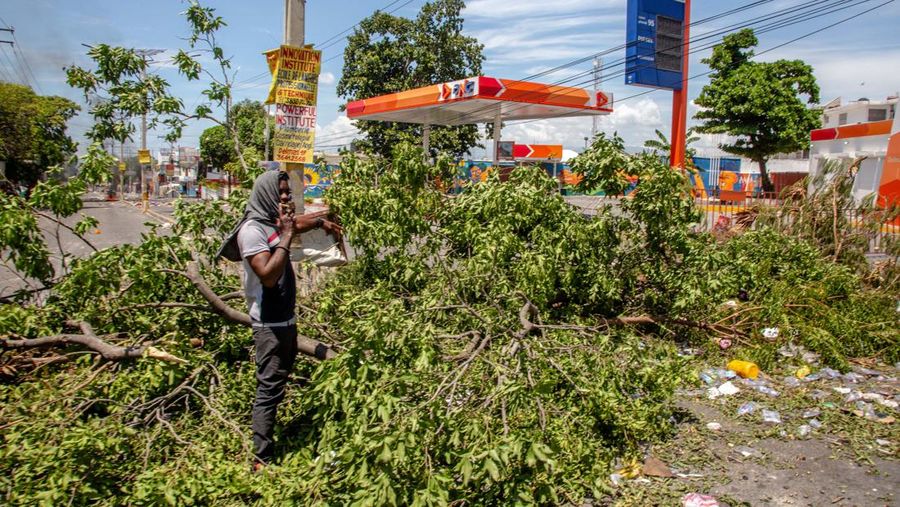 Ribuan orang di Haiti mengalami krisis air bersih akibat gangguan distribusi yang dipicu protes kenaikan bahan bakar minyak (BBM) dan gas yang sudah berlangsung selama beberapa hari belakangan ini. (Anadolu Agency via Getty Images)