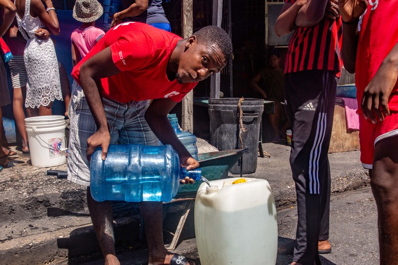 Ribuan orang di Haiti mengalami krisis air bersih akibat gangguan distribusi yang dipicu protes kenaikan bahan bakar minyak (BBM) dan gas yang sudah berlangsung selama beberapa hari belakangan ini. (Anadolu Agency via Getty Images)
