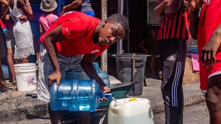 Ribuan orang di Haiti mengalami krisis air bersih akibat gangguan distribusi yang dipicu protes kenaikan bahan bakar minyak (BBM) dan gas yang sudah berlangsung selama beberapa hari belakangan ini. (Anadolu Agency via Getty Images)