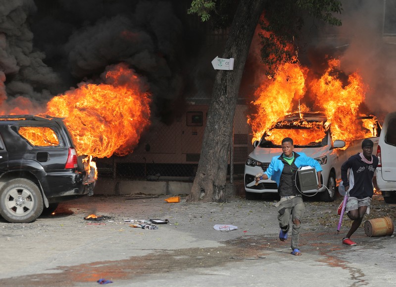 Ribuan orang di Haiti mengalami krisis air bersih akibat gangguan distribusi yang dipicu protes kenaikan bahan bakar minyak (BBM) dan gas yang sudah berlangsung selama beberapa hari belakangan ini. (Anadolu Agency via Getty Images) Ribuan orang di Haiti mengalami krisis air bersih akibat gangguan distribusi yang dipicu protes kenaikan bahan bakar minyak (BBM) dan gas yang sudah berlangsung selama beberapa hari belakangan ini. (Anadolu Agency via Getty Images)