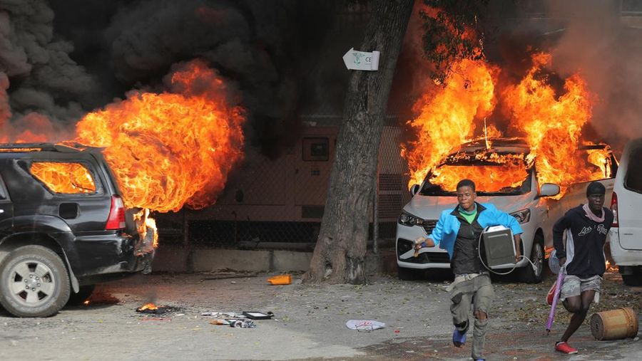 Ribuan orang di Haiti mengalami krisis air bersih akibat gangguan distribusi yang dipicu protes kenaikan bahan bakar minyak (BBM) dan gas yang sudah berlangsung selama beberapa hari belakangan ini. (Anadolu Agency via Getty Images)