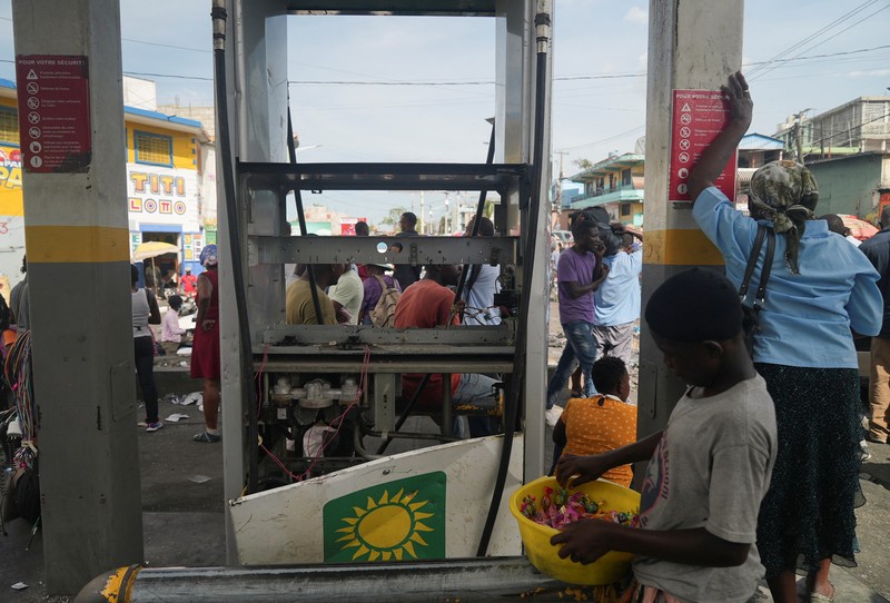 Ribuan orang di Haiti mengalami krisis air bersih akibat gangguan distribusi yang dipicu protes kenaikan bahan bakar minyak (BBM) dan gas yang sudah berlangsung selama beberapa hari belakangan ini. (Anadolu Agency via Getty Images) Ribuan orang di Haiti mengalami krisis air bersih akibat gangguan distribusi yang dipicu protes kenaikan bahan bakar minyak (BBM) dan gas yang sudah berlangsung selama beberapa hari belakangan ini. (Anadolu Agency via Getty Images)