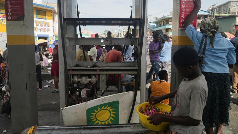 Ribuan orang di Haiti mengalami krisis air bersih akibat gangguan distribusi yang dipicu protes kenaikan bahan bakar minyak (BBM) dan gas yang sudah berlangsung selama beberapa hari belakangan ini. (Anadolu Agency via Getty Images)