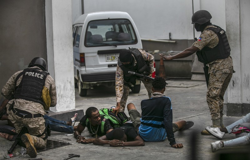 Ribuan orang di Haiti mengalami krisis air bersih akibat gangguan distribusi yang dipicu protes kenaikan bahan bakar minyak (BBM) dan gas yang sudah berlangsung selama beberapa hari belakangan ini. (Anadolu Agency via Getty Images) Ribuan orang di Haiti mengalami krisis air bersih akibat gangguan distribusi yang dipicu protes kenaikan bahan bakar minyak (BBM) dan gas yang sudah berlangsung selama beberapa hari belakangan ini. (Anadolu Agency via Getty Images)