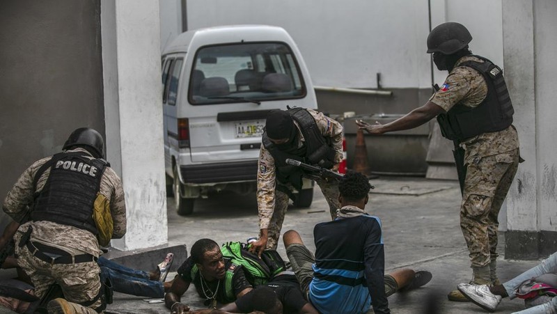 Ribuan orang di Haiti mengalami krisis air bersih akibat gangguan distribusi yang dipicu protes kenaikan bahan bakar minyak (BBM) dan gas yang sudah berlangsung selama beberapa hari belakangan ini. (Anadolu Agency via Getty Images)