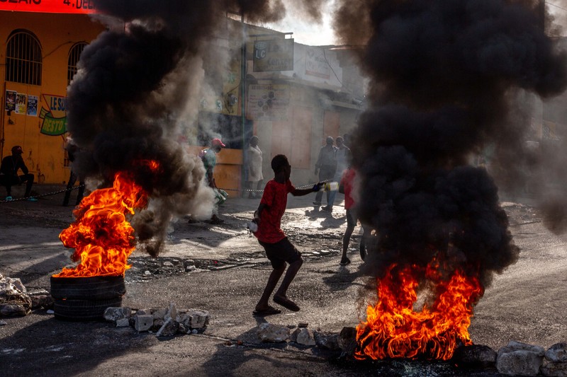 Ribuan orang di Haiti mengalami krisis air bersih akibat gangguan distribusi yang dipicu protes kenaikan bahan bakar minyak (BBM) dan gas yang sudah berlangsung selama beberapa hari belakangan ini. (Anadolu Agency via Getty Images) Ribuan orang di Haiti mengalami krisis air bersih akibat gangguan distribusi yang dipicu protes kenaikan bahan bakar minyak (BBM) dan gas yang sudah berlangsung selama beberapa hari belakangan ini. (Anadolu Agency via Getty Images)