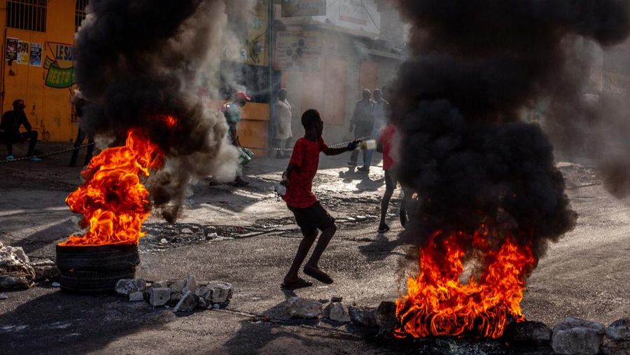Ribuan orang di Haiti mengalami krisis air bersih akibat gangguan distribusi yang dipicu protes kenaikan bahan bakar minyak (BBM) dan gas yang sudah berlangsung selama beberapa hari belakangan ini. (Anadolu Agency via Getty Images)