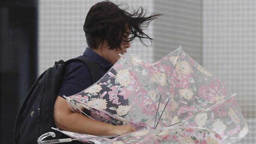 Prakiraan Badan Meteorologi Jepang mengadakan konferensi pers tentang Topan Nanmadol di Tokyo pada 17 September 2022. (AFP/STR)