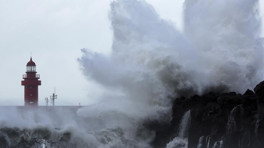 Topan Nanmadol dengan kecepatan tinggi diketahui telah melanda wilayah Kyushu, Jepang pada Minggu (18/9/2022). AP/