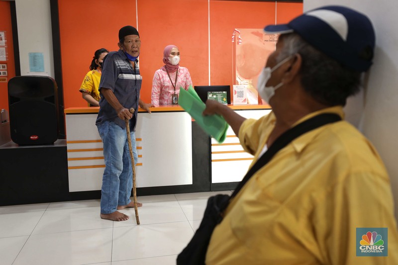 Warga Antre BLT BBM di Jakarta dan Kantor Pos. (CNBC Indonesia/Tri Susilo)