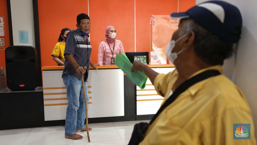 Warga Antre BLT BBM di Jakarta dan Kantor Pos. (CNBC Indonesia/Tri Susilo)