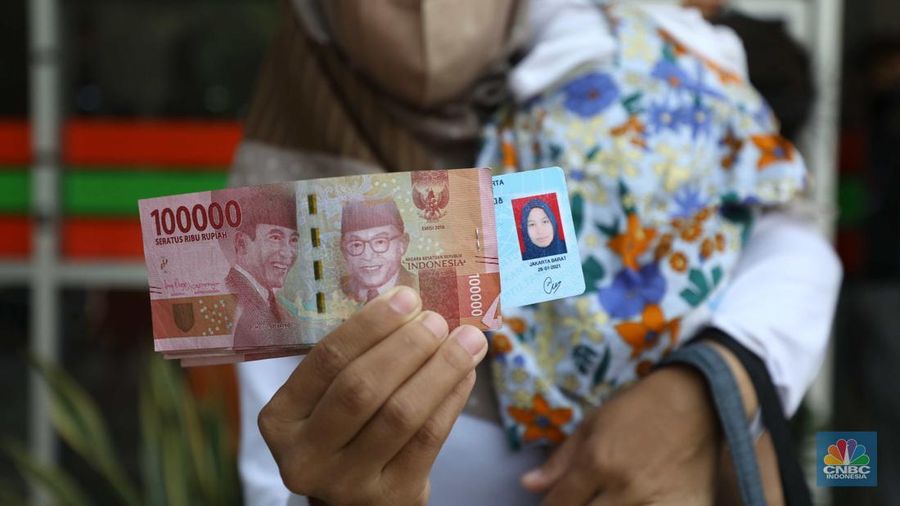 Warga Antre BLT BBM di Jakarta dan Kantor Pos. (վ/Tri Susilo)