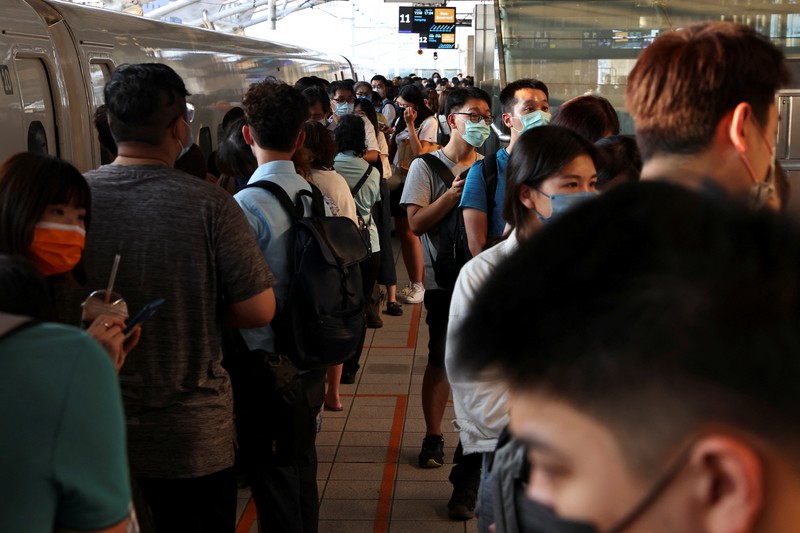 Petugas pemadam kebakaran dalam mencari korban yang terperangkap di sebuah bangunan perumahan yang runtuh setelah gempa bumi di kotapraja Yuli di Kabupaten Hualien, Taiwan timur, Minggu, 18 September 2022. (Hualien City Government via AP)