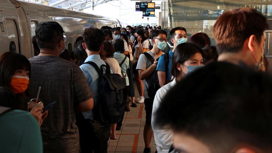 Warga menunggu di stasiun Taichung High Speed Rail, setelah gempa berkekuatan 6,8 di Taiwan tenggara menunda layanan kereta api 18 September 2022. (REUTERS/ANN WANG)