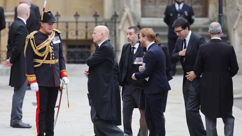 Para tamu dan pejabat mulai menempati tempat mereka menjelang pemakaman kenegaraan dan penguburan Ratu Elizabeth II di Westminster Abbey pada 19 September 2022 di London, Inggris. (Getty Images/WPA Pool)