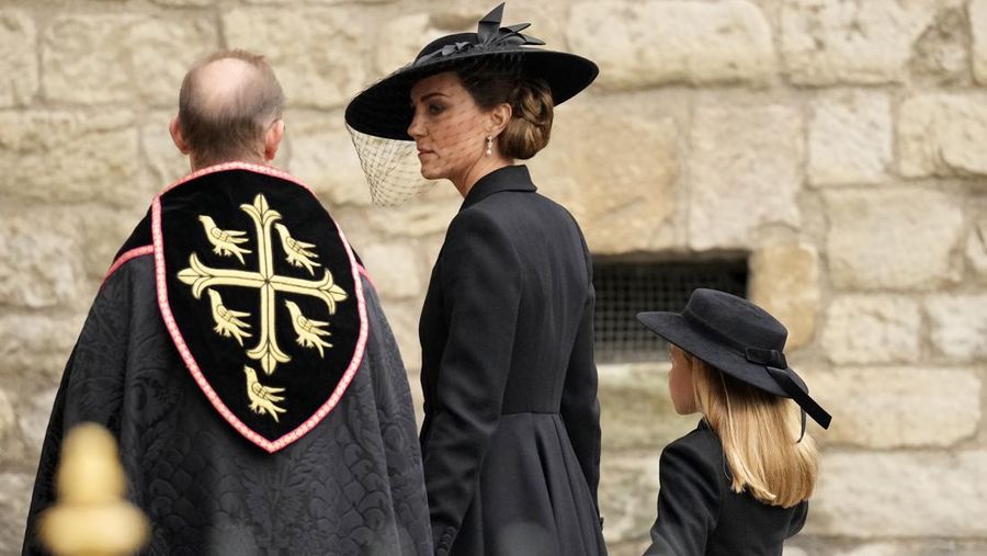 Rangkaian prosesi upacara pemakaman kenegaraan Ratu Elizabeth II pada Senin (19/9) telah dimulai.  Getty Images/Chip Somodevilla)