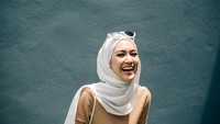 Postur Mungil Sering Ketumpukan Pashmina? Ini Cara Pilih Ukuran yang Pas