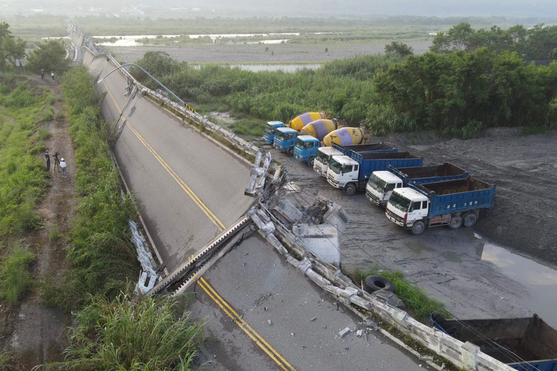 Jembatan di Taiwan Ambruk Digoyang Gempa M 7,2. (NurPhoto via Getty Images)