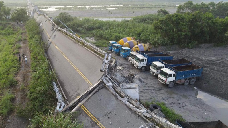 Jembatan di Taiwan Ambruk Digoyang Gempa M 7,2. (NurPhoto via Getty Images)