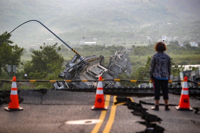 Jembatan di Taiwan Ambruk Digoyang Gempa M 7,2. (NurPhoto via Getty Images) Jembatan di Taiwan Ambruk Digoyang Gempa M 7,2. (NurPhoto via Getty Images)