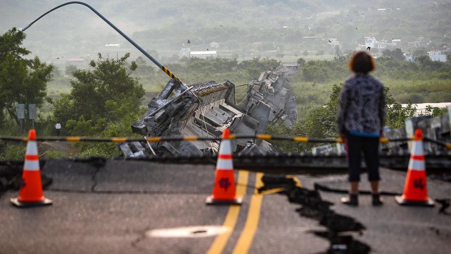 Jembatan di Taiwan Ambruk Digoyang Gempa M 7,2. (NurPhoto via Getty Images)