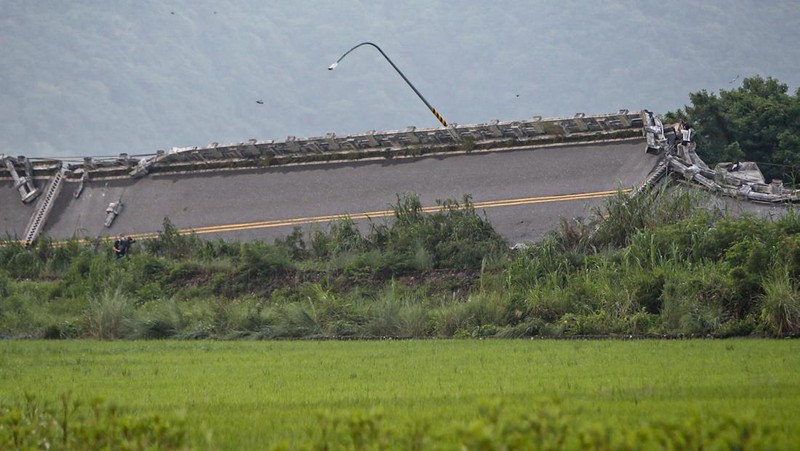 Jembatan di Taiwan Ambruk Digoyang Gempa M 7,2. (NurPhoto via Getty Images)
