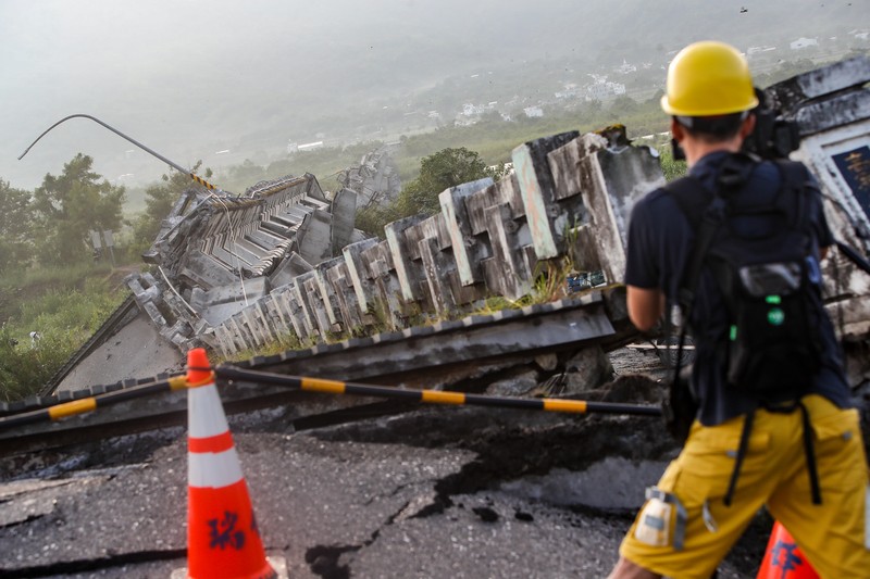 Jembatan di Taiwan Ambruk Digoyang Gempa M 7,2. (NurPhoto via Getty Images) Jembatan di Taiwan Ambruk Digoyang Gempa M 7,2. (NurPhoto via Getty Images)