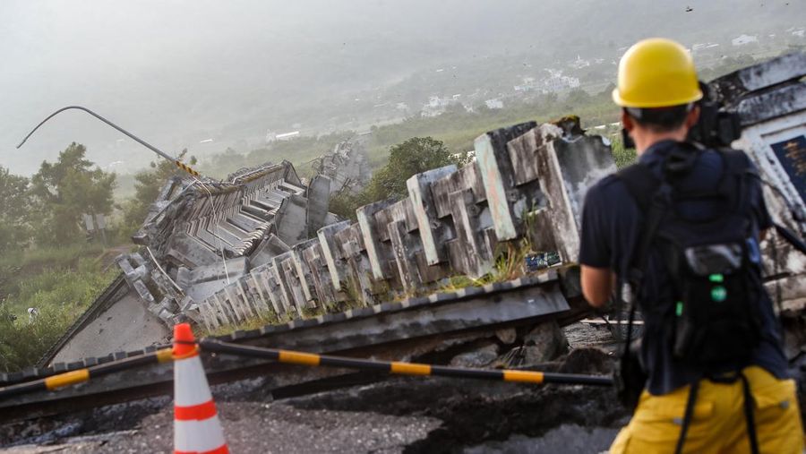 Jembatan di Taiwan Ambruk Digoyang Gempa M 7,2. (NurPhoto via Getty Images)