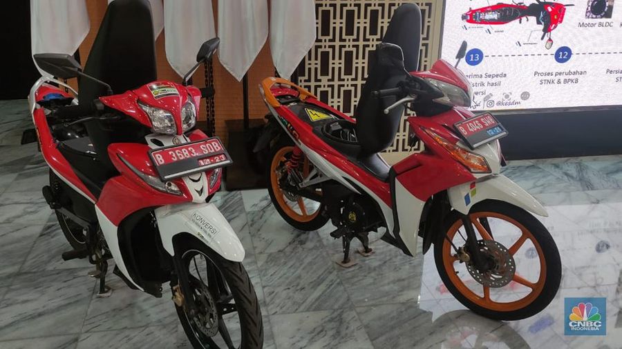Menteri ESDM bersama Menteri Perhubungan sedang meninjau pelaksanaan program konversi motor bbm ke motor listrik secara masif di gedung Sarulla Kementerian ESDM. (CNBC Indonesia/Verda Nano Setiawan)