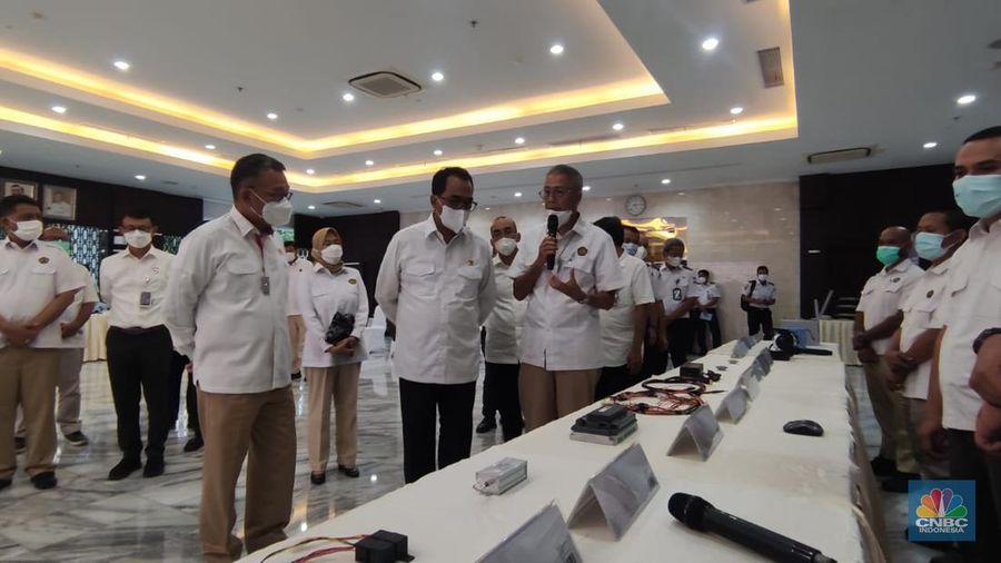 Menteri ESDM bersama Menteri Perhubungan sedang meninjau pelaksanaan program konversi motor bbm ke motor listrik secara masif di gedung Sarulla Kementerian ESDM. (CNBC Indonesia/Verda Nano Setiawan)