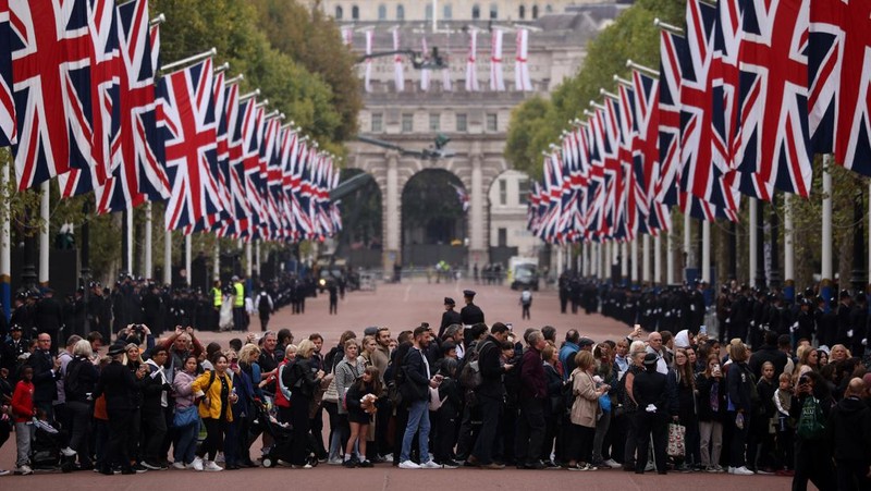 Para tamu dan pejabat mulai menempati tempat mereka menjelang pemakaman kenegaraan dan penguburan Ratu Elizabeth II di Westminster Abbey pada 19 September 2022 di London, Inggris. (Getty Images/WPA Pool)