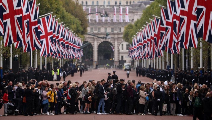 Pandangan umum pelayat di sepanjang The Mall menjelang Pemakaman Negara Ratu Elizabeth II pada 19 September 2022 di London, Inggris. (Getty Images/Dan Kitwood) Pandangan umum pelayat di sepanjang The Mall menjelang Pemakaman Negara Ratu Elizabeth II pada 19 September 2022 di London, Inggris. (Getty Images/Dan Kitwood)